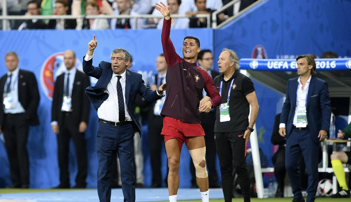 Cristiano Ronaldo bersama pelatih Portugal, Fernando Santos, memberikan instruksi kepada pemain Portugal saat melawan Prancis di laga Final Euro 2016 di Stade de France pada 10 Juli 2016. Portugal menang 1-0 atas Prancis. (AFP/Martin Bureau)