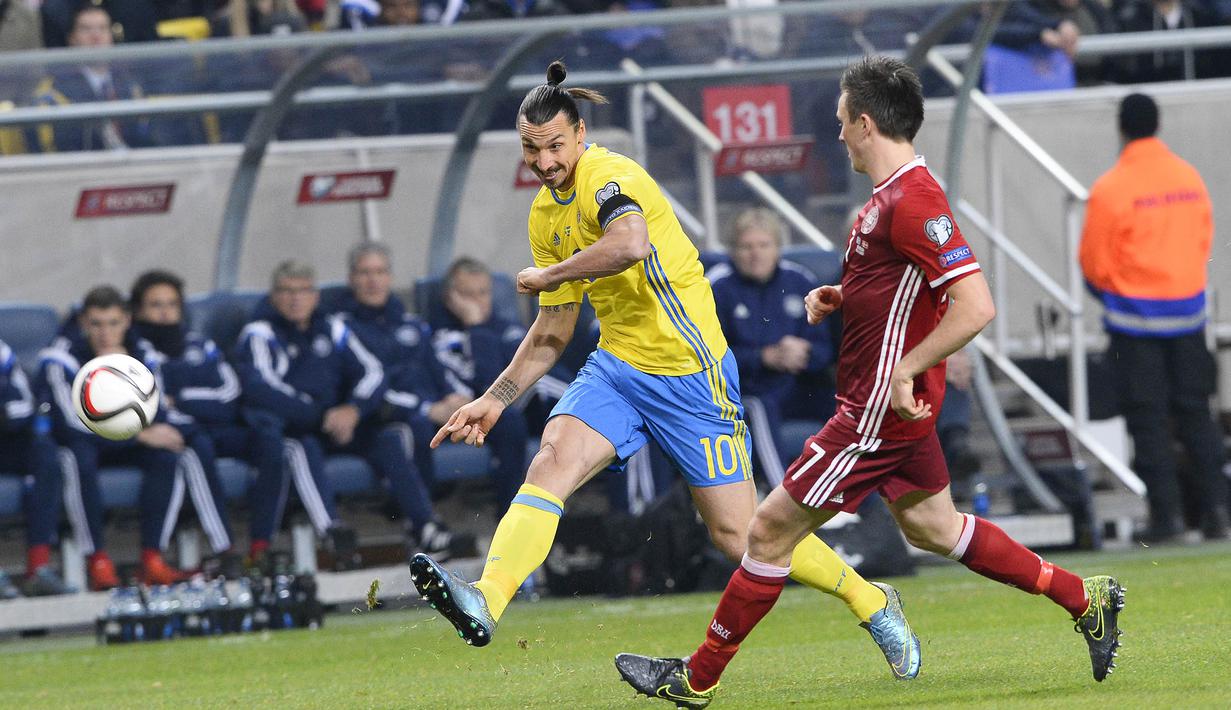 Penyerang Swedia, Zlatan Ibrahimovic, melakukan tendangan ke arah gawang Denmark pada laga play-off Piala Eropa 2016 di Friends Arena, Swedia, Minggu (15/11/2015) dini hari WIB. (AFP Photo/Jonathan Nackstrand)