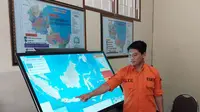 Kepala BPBD Kabupaten Cirebon sedang menunjukkan wilayah yang terkena sesar baribis di Cirebon. (Istimewa)