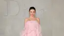 Miranda Kerr tampil elegan dengan dress strapless ruffle warna soft pink dipadukan heels transparannya. [Dok. DIOR]