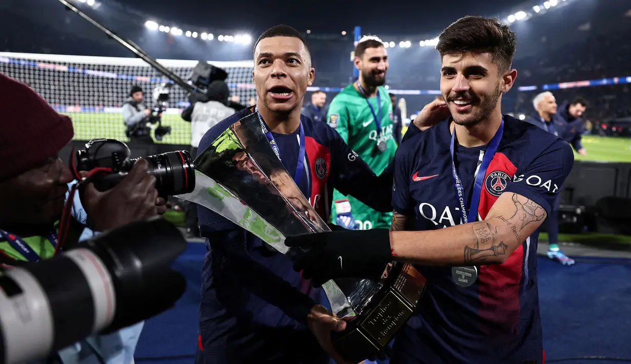 <p>Lucas Beraldo (kanan) sejauh ini menjadi pemain termahal pada pekan pertama bursa transfer musim dingin 2023/2024. Bek tengah Brasil berusia 20 tahun ini secara resmi didapatkan Paris Saint-Germain dari Sao Paulo pada 1 Jnuari 2024 dengan mahar senilai 20 juta euro atau setara Rp340 miliar dengan durasi kontrak hingga empat setengah tahun ke depan hingga 30 Juni 2028. (AFP/Franck Fife)</p>