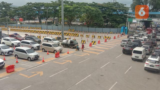 Antrian Kendaraan Kecil Untuk Masuk Ke Kapal Di Pelabuhan Merak, Kota Cilegon, Banten. (Sabtu, 24/12/2022). (Yandhi Deslatama/Liputan6.com).