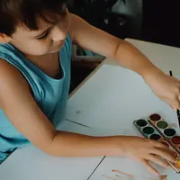 Menurut dokter perkembangan dan perilaku anak, ini waktu yang tepat mengenalkan warna pada balita. (Foto: Unsplash.com/Anita Jankovic).