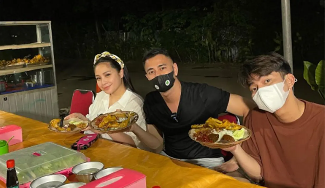 Perempuan berusia 34 tahun ini memang memiliki beberapa sisi kesederhaan. Nagita merasa tak malu untuk mencoba kuliner pinggir jalan. Tak sendiri, Nagita juga sering mengajak Raffi Ahmad dan Dimas Ahmad untuk mencoba kuliner pinggir jalan. (Liputan6.com/IG/raffinagita1717)