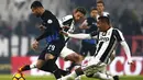 Dua pemain Juventus coba menghentikan pergeraka pemain Atalanta dalam lanjutan Serie A di Juventus Stadium, Turin, Sabtu (3/12/2016) waktu setempat. (AFP/Marco Bertorello)