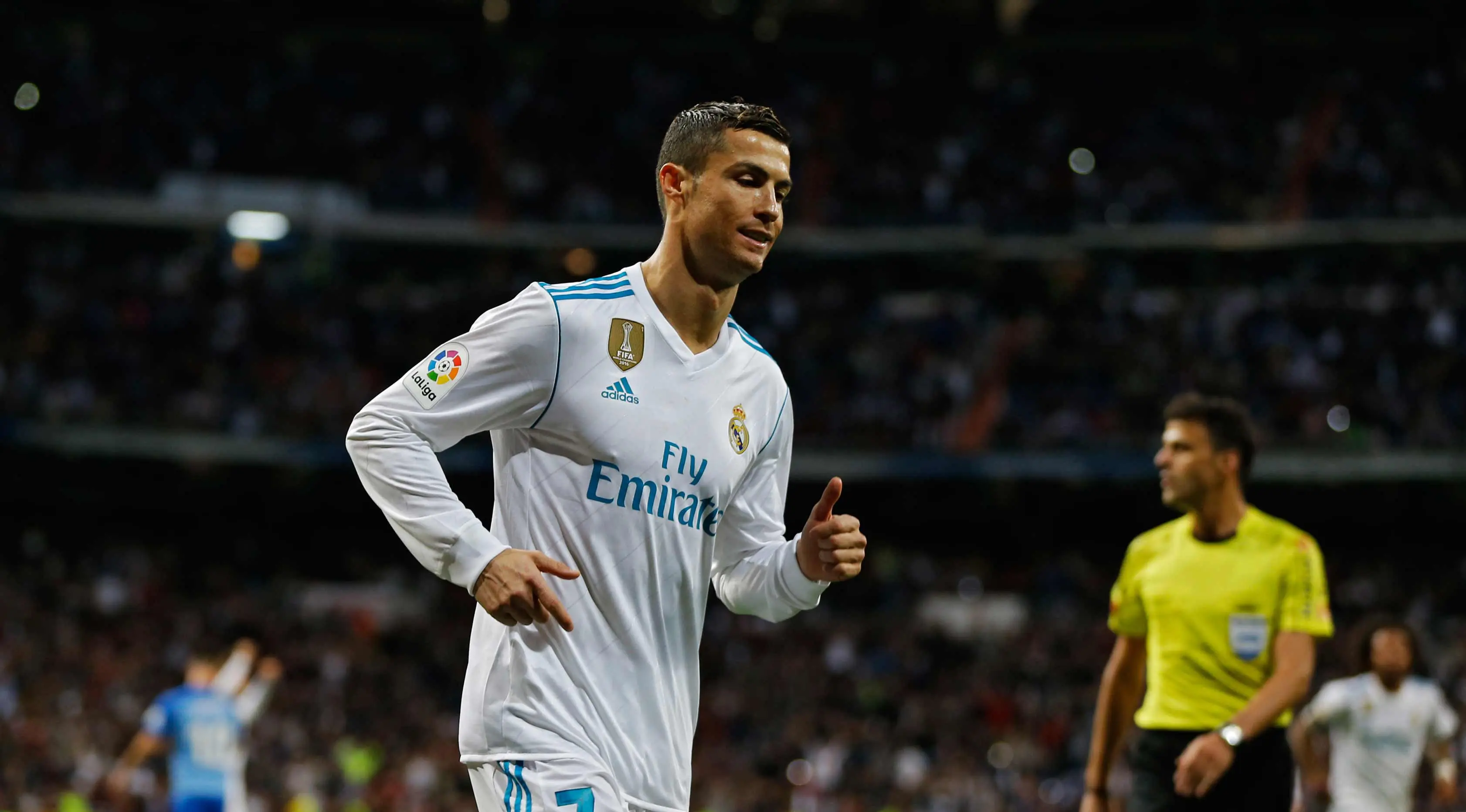 Penyerang Real Madrid, Cristiano Ronaldo melakukan selebrasi usai mencetak gol ke gawang Malaga pada lanjutan La Liga Spanyol di stadion Santiago Bernabeu di Madrid, (25/11). Gol Ronaldo mengantarkan Madrid menang tipis 3-2. (AP Photo / Francisco Seco)