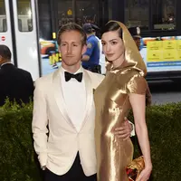 Anne Hathaway dan Adam Shulman (Bintang/EPA)