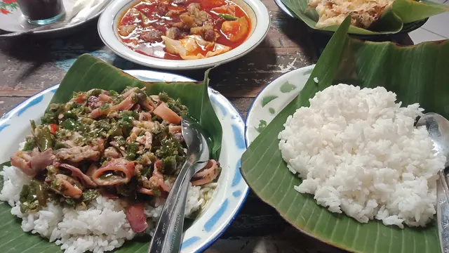 Sajian makanan di Warung Kopi Imah Babaturan