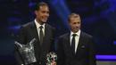 Virgil van Dijk. Bek tengah Belanda ini meraih trofi pemain terbaik Eropa pada musim 2018/2019 usai membawa Liverpool menjuarai Liga Champions dan runner-up Liga Inggris. Trofi Ballon d'Or 2019 diraih Lionel Messi usai mengungguli dirinya dan Cristiano Ronaldo. (AP/Daniel Cole)