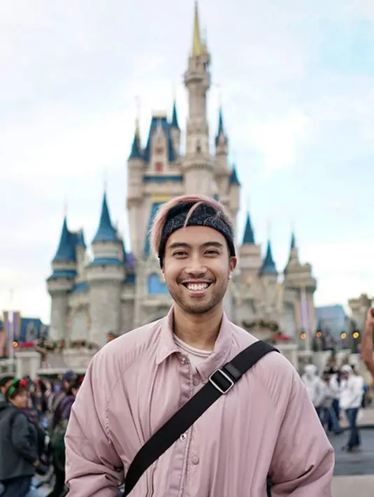 Tak sembarangan mendefinisikan, ternyata Definisi Bahagia merupakan salah satu judul lagu di album barunya yang bertajuk ‘Persona’. Menurut Vidi, kebiasaan orang mendengarkaan lagu Definisi Bahagia untuk orang tersayang. (Instagram/Vidialdiano)