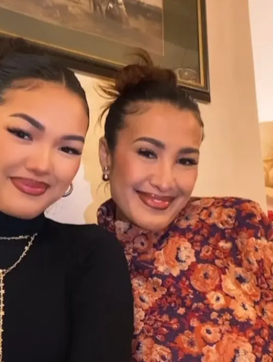 Liza Natalia memiliki putri yang sudah dewasa, ia adalah Queennara Latiza. Saat liburan ke Eropa bersama ibu dan anak ini justru terlihat seperti adik kakak. [@lizanataliaofficial]