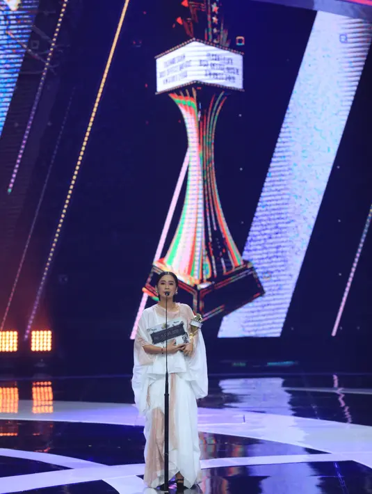 Juara pertama Children’s Pop Singer tahun 1972 dan nominator dalam Tokyo International Film Festival (Film Under The Tree) tahun 2008, Ayu Laksmi saat memberikan sambutan usai menerima penghargaan. (Adrian Putra/Bintang.com)