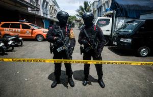 Polisi dari unit penjinak bom (Jibom) satuan Brimob Polda Jabar berjaga di sekitar depan Gereja Kristen Protestan Simalungun (GKPS) di Bandung, Jawa Barat pada Jumat 19 Desember 2025. Sebuah benda mencurigakan di depan gereja Gereja Kristen Protestan Simalungun (GKPS). (Timur Matahari/AFP)