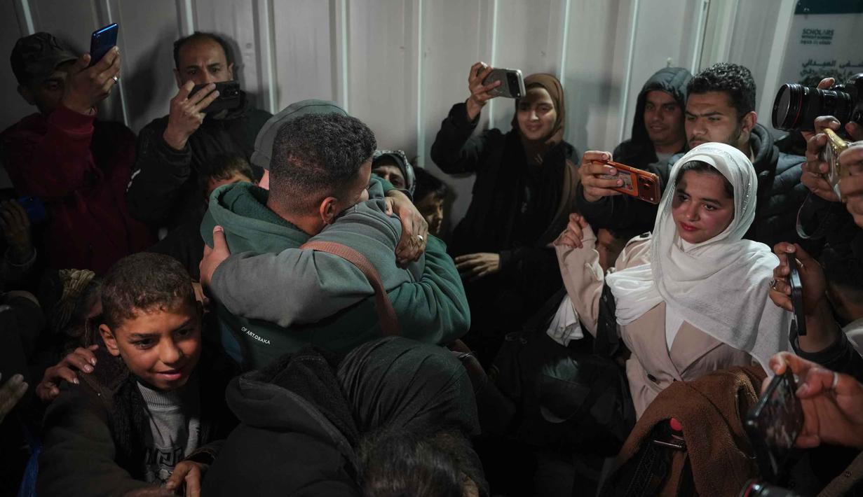 Kembalinya 40 warga Palestina disambut dengan penuh sukacita oleh para kerabat. Tampak dalam foto, para pengungsi disambut oleh kerabat mereka setelah tiba di Rumah Sakit Nasser menyusul pembukaan kembali penyeberangan perbatasan Rafah, di Khan Younis, Jalur Gaza selatan, Rabu 4 Februari 2026 pagi waktu setempat. (AP Photo/Jehad Alshrafi)