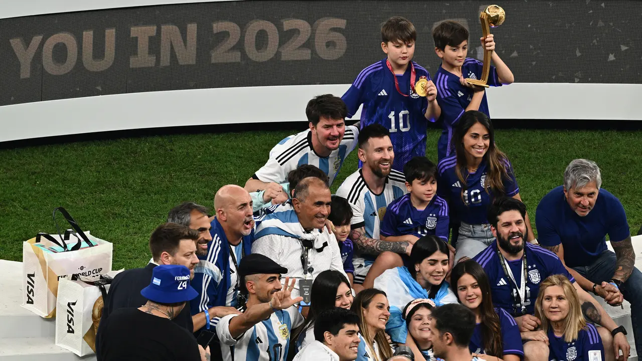 Foto: Kemesraan Lionel Messi Bersama Keluarganya saat Rayakan Gelar Juara Piala Dunia 2022