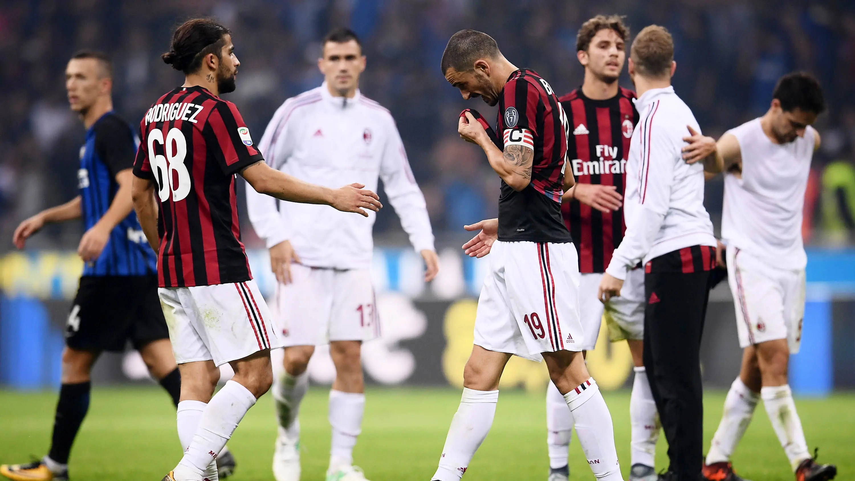 Pemain AC Milan tampak lesu usai ditaklukkan Inter Milan. (AFP/Miguel Medina)