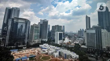 Pemandangan gedung perkantoran dan pusat perbelanjaan di Jakarta, Selasa (5/4/2022). Bank Dunia menurunkan proyeksi pertumbuhan ekonomi Indonesia pada tahun 2022 menjadi 5,1 persen pada April 2022, dari perkiraan sebelumnya 5,2 persen pada Oktober 2021. (merdeka.com/Iqbal S. Nugroho)