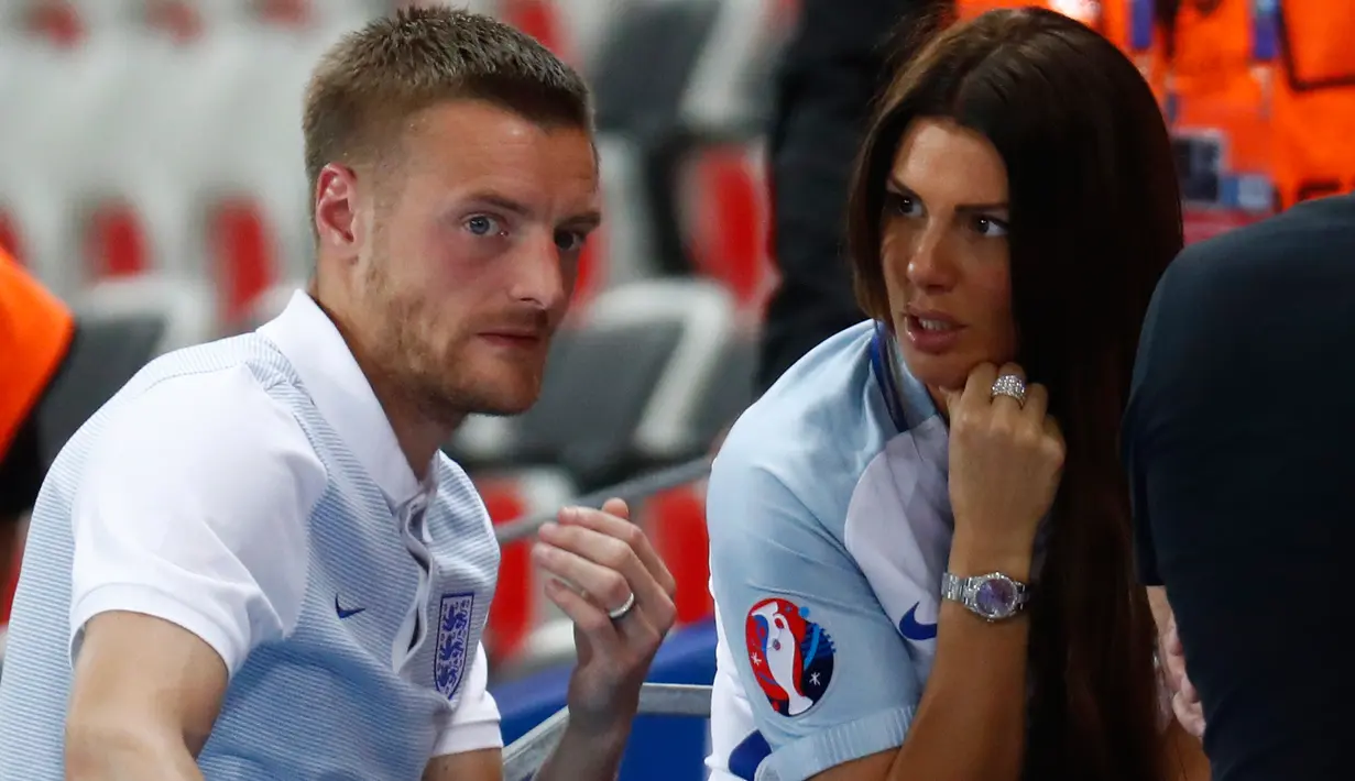 Penyerang Inggris, Jamie Vardy berbincang dengan sang istri, Ribka Vardy usai laga babak 16 besar Piala Eropa 2016 antara Inggris vs Islandia, di Stade de Nice, Selasa (28/6) dinihari. Inggris menyerah 1-2 dari Islandia. (REUTERS/Kai Pfaffenbach Livepic)