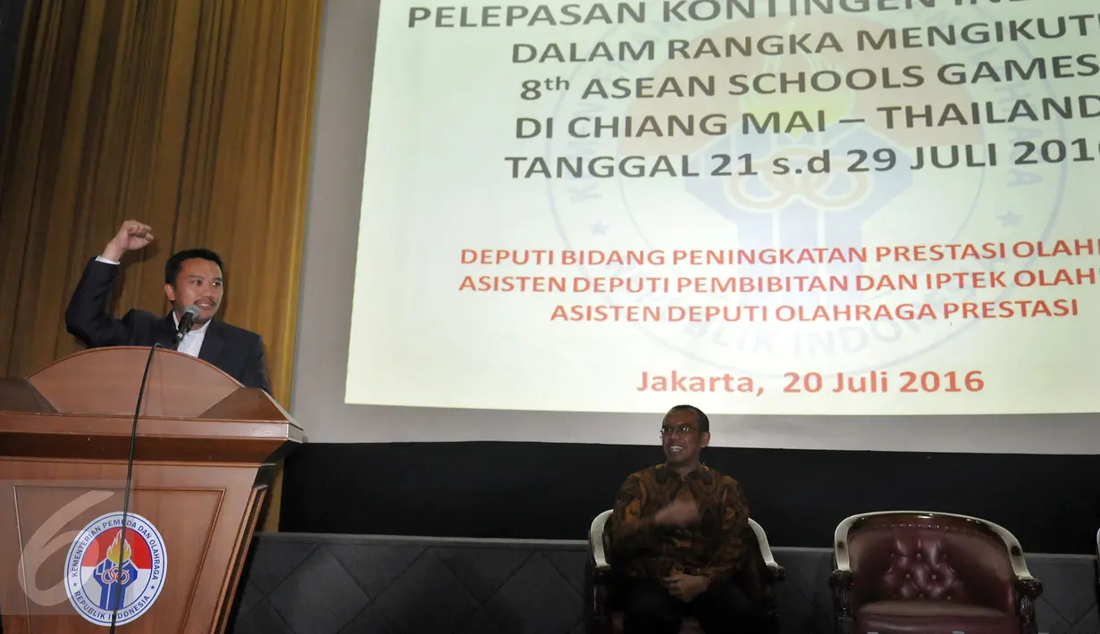 Menpora Imam Nahrawi (kiri) saat memberikan sambutan dalam acara pelepasan kontingen pelajar Indonesia ke Asean School Games, Jakarta, Rabu (20/7). the 8th Asean School Games 2016 di Chiangmai, Thailand digelar 21-29 Juli 2016. (Liputan6.com/Johan Tallo)