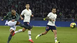 Pemain St-Ettiene, Wahbi Khazri melepaskan tendangan pada laga lanjutan Ligue 1 yang berlangsung di stadion Geoffroy-Guichard, Loire, Senin (18/2). PSG menang 1-0 atas St-Etienne. (AFP/Philippe Kiasek)