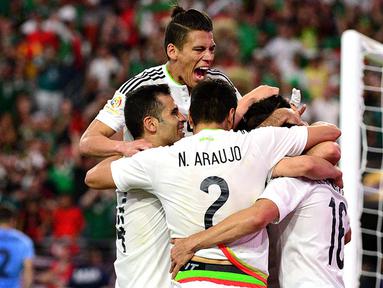 Para pemain Meksiko merayakan gol yang dicetak Hector Herrera ke gawang Uruguay pada laga Grup C Copa Amerika di Phoenix Stadium, AS, Senin (6/6/2016) dini hari WIB. Meksiko menang 3-1 atas Uruguay. (AFP/Jennifer Stewart)