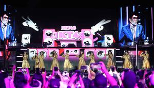 Penampilan kolaborasi JKT48 dengan Raja Dangdut Rhoma Irama pada hari pertama malam puncak pertama Konser Raya 31 Tahun Indosiar Luar Biasa di Studio 6 Emtek City, Daan Mogot, Jakarta Barat, pada Sabtu (10/1/2026) malam. Malam pertama Konser Raya 31 Tahun Indosiar Luar Biasa berlangsung meriah. (Kapanlagi.com/Budy Santoso)