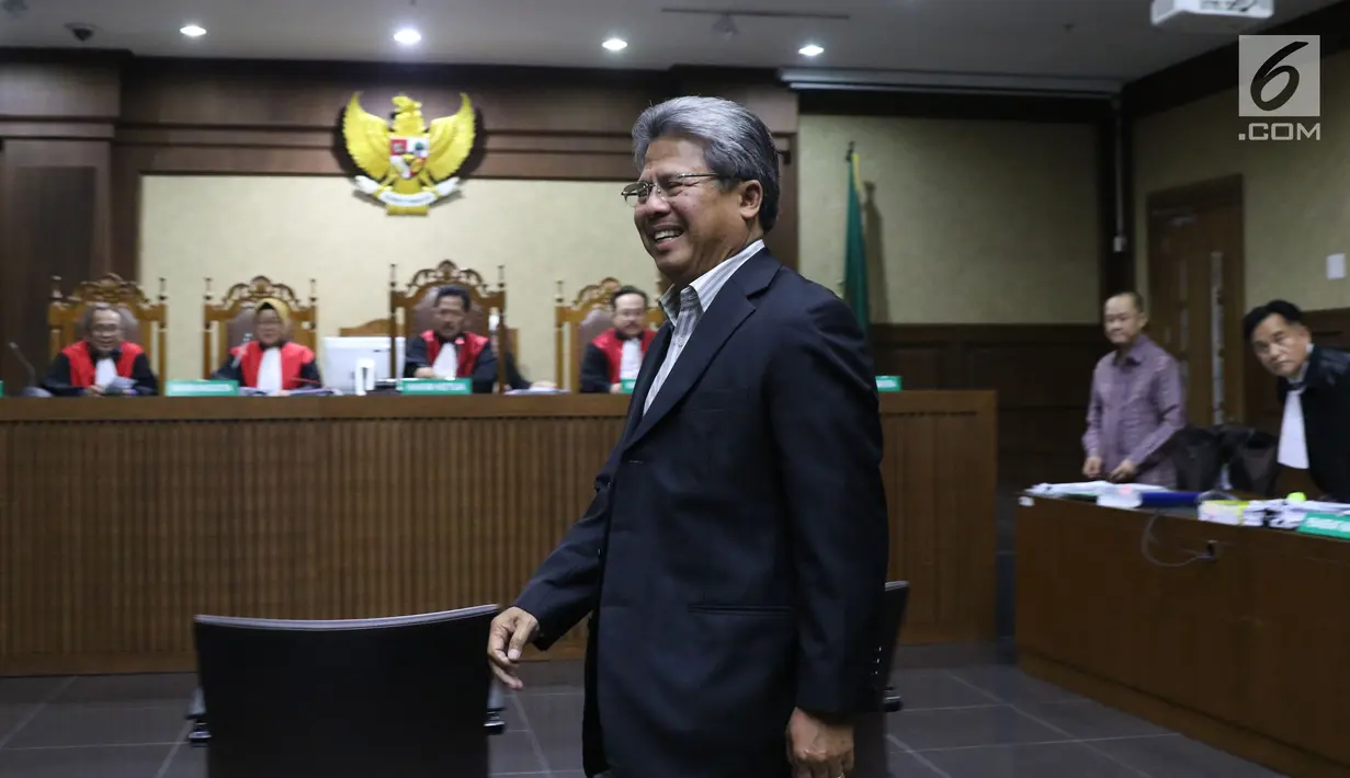 Mantan tim bantuan hukum KKSK, Todung Mulya Lubis usai menjadi saksi pada sidang lanjutan dugaan korupsi penerbitan SKL BLBI dengan terdakwa, Syafruddin Arsyad Temenggung di Pengadilan Tipikor, Jakarta, Kamis (19/7). (Liputan6.com/Helmi Fithriansyah)