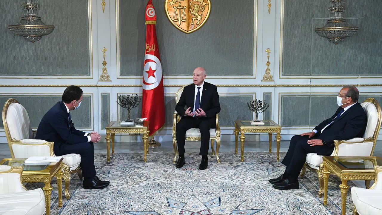 Presiden Tunisia Kais Saied berbincang dengan tamu dari Prancis.