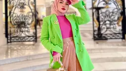 Punya latarbelakang pengusaha fashion, tak heran penampilan Shella Saukia selalu menjadi inspirasi para penggemarnya. Ia kerap memadukan warna gamis yang ngejreng. (Liputan6.com/IG/@shellasaukiaofficial).