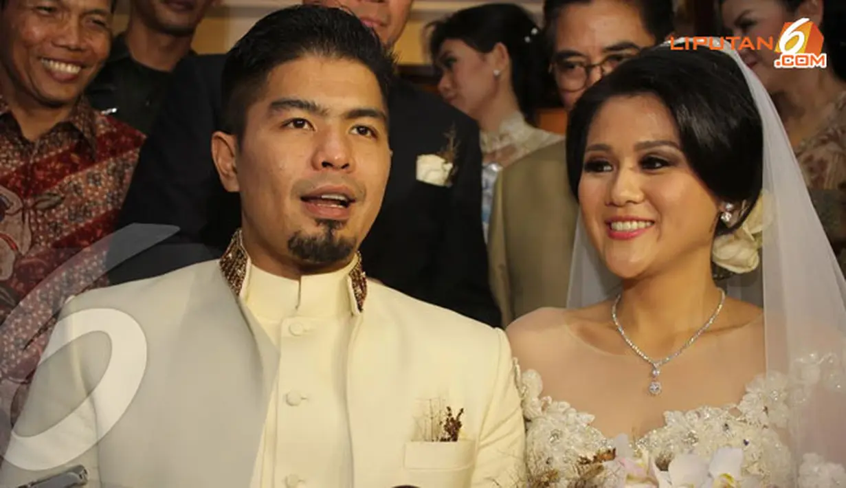 Bams menikahi Mikha setelah menjalin kasih selama setahun. Usai menikah, pria yang pernah memopulerkan lagu Kenangan Terindah ini mengaku belum merencanakan adanya bulan madu (Liputan6.com/Panji Diksana).