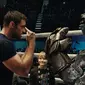 Menyebalkan dan menghibur, mewarnai adegan ayah dan anak - Charlie Kenton (Hugh Jackman) dan Max Kenton (Dakota Goyo) di Real Steel (2011) (Istimewa)