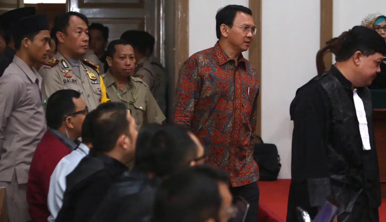 Basuki Tjahaja Purnama (Ahok) memasuki ruang sidang di Auditorium Kementan, Jakarta, Selasa (31/1). Dalam sidang ke delapan kali ini Ketua MUI, KH Ma'ruf Amin menjadi salah satu saksi yang dihadirkan ke muka persidangan. (Liputan6.com/Seto Wardhana/Pool)