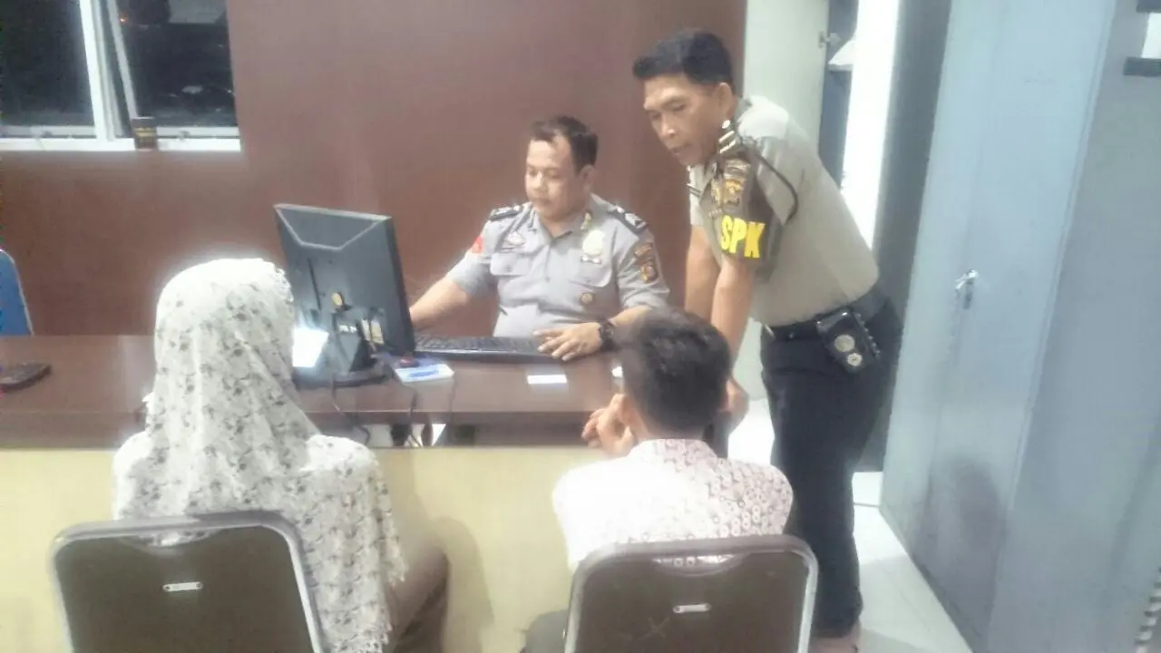 Korban didampingi ibunya melaporkan nenek Jawo (80) ke SPKT Polresta Palembang (Liputan6.com / Nefri Inge)