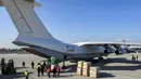 Sejumlah kendaraan bersiap mengangkut paket bantuan kemanusiaan yang disediakan oleh Arab Saudi untuk para korban gempa bumi Turki dan Suriah diturunkan dari pesawat angkut Ilyushin Il-76TD di Bandara Internasional Aleppo, Suriah Utara, Selasa (14/2/2023). Pejabat dan tenaga kesehatan setempat mengatakan 29.605 orang tewas di Turki. Sementara di Suriah, jumlah korban tewas mencapai 3.574 orang, sehingga total yang dikonfirmasi menjadi 33.179. (AFP)