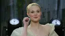 Aktris Elle Fanning tiba di karpet merah gala premiere film 'Maleficent Mistress of Evil' di London, Rabu (9/10/2019). Pemeran Aurora dalam film Maleficent itu tampil memukau dalam balutan gaun strapless panjang berwarna hijau pucat. (Photo by Grant Pollard/Invision/AP)