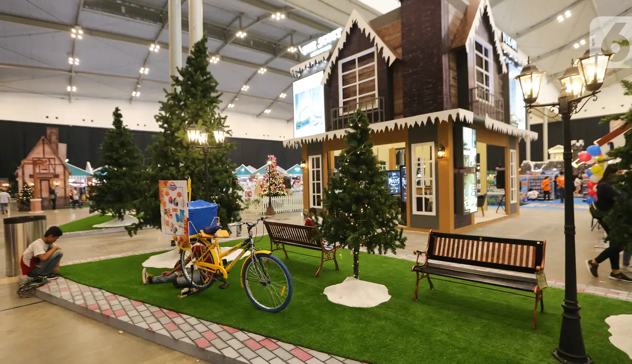 Suasana konsep rumah desa dengan taman pada ICEFEST 2019 di BSD Tangerang, Kamis (19/12/2019). ICEFEST 2019 memberikan hiburan kepada anggota keluarga dengan konsep tematik desa musim dingin yang menggabungkan expo dan festival hingga dari tanggal 19-29 Desember 2019. (Liputan6.com/Fery Pradolo)