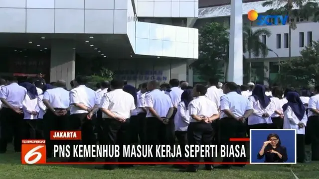 Meski salah satu gedung Kemenhub terbakar Minggu (8/7) kemarin, namun para pekerja Kemenhub tetap masuk kerja hari ini.