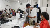 UMKM milik Andy Hwantono, warga Dukuh Setro 7A nomer 21 Surabaya, yang biasanya membuat tas kini banting setir membuat membuat baju hazmat atau Alat Perlindungan Diri (APD). (Liputan6.com/ Dian Kurniawan)
