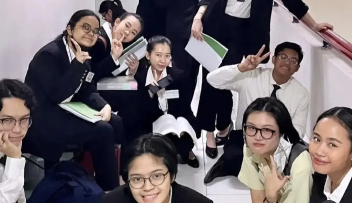 Meski seorang artis, Aaliyah pun terlihat berbaur dengan ramah bersama teman-teman kuliah lainnya. [@aaliyah.massaid]