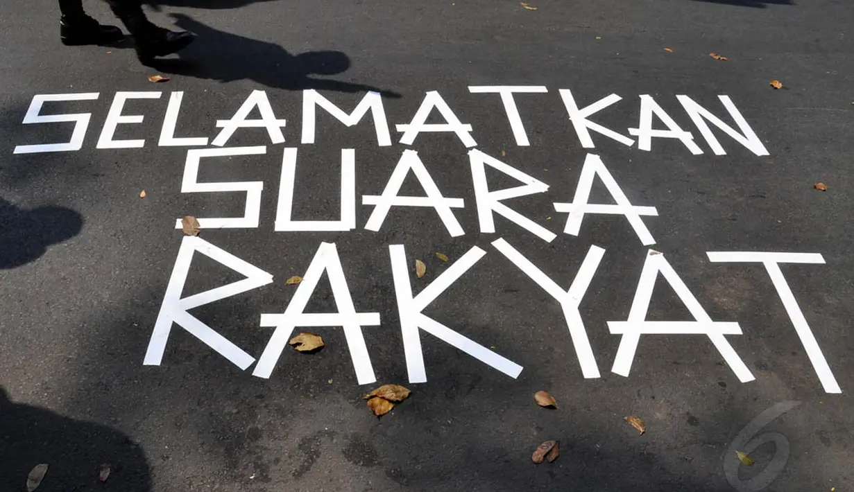 Massa juga membuat tulisan "Selamatkan Suara Rakyat" saat melakukan demontrasi di depan Istana Merdeka, Jakarta, (16/8/14). (Liputan6.com/Miftahul Hayat)