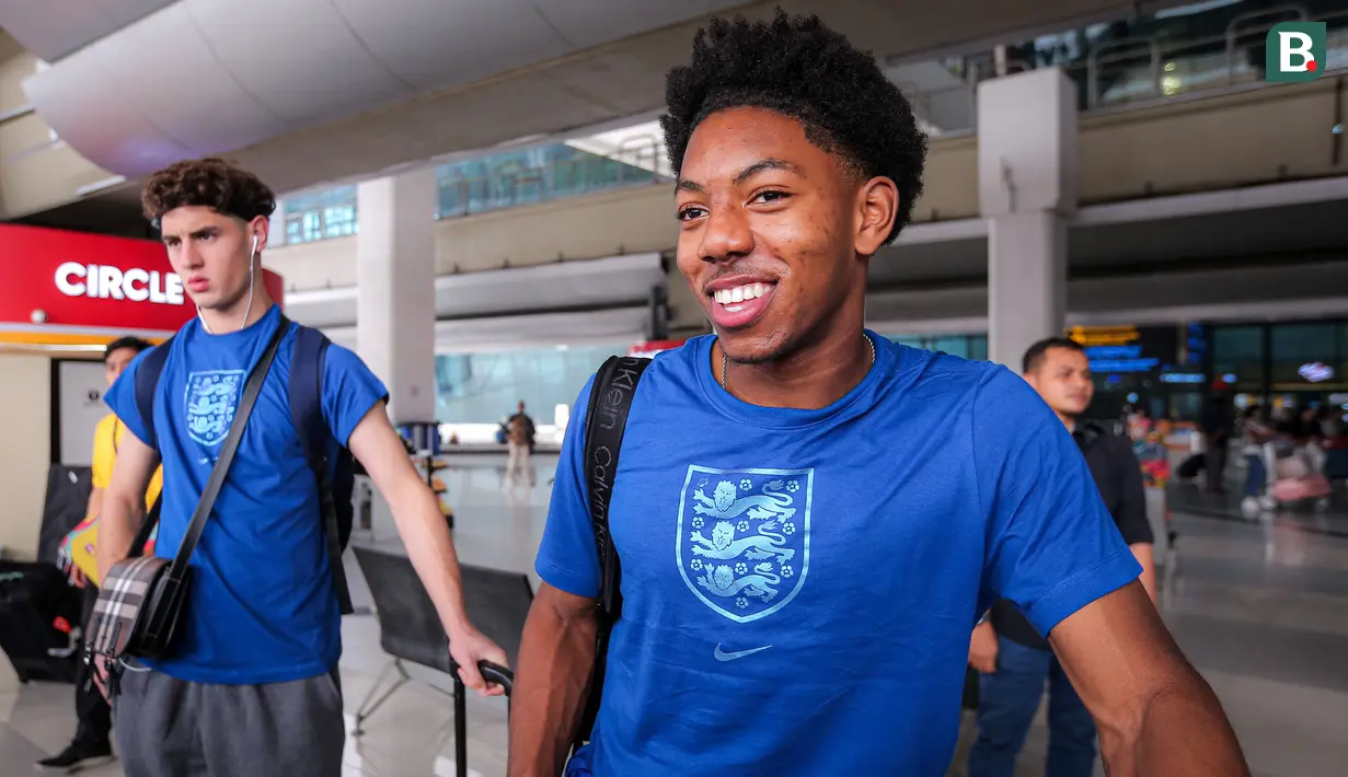 <p>Timnas Inggris U-17 tiba di Indonesia menjelang Piala Dunia U-17 melalui Terminal 3 Bandara Soekarno Hatta, Tangerang, Banten pada Jumat (3/11/2023). Skuad The Young Lions mendarat pada pukul 10.15 WIB menggunakan maskapai Singapore Airlines. Rombongan pertama ini diisi langsung oleh pelatih kepala Ryan Garry, beberapa staff pelatih, dan pemain. Terlihat juga dua Wonderkid Arsenal, Myles Lewis-Skelly dan Ethan Nwaneri dalam rombongan 21 pemain yang dibawa untuk perhelatan akbar sepak bola usia muda ini. Timnas Inggris U-17 tergabung ke dalam Grup C Piala Dunia U-17 2023. Skuad Ryan Garry akan melawan Kaledonia Baru U-17 di Jakarta International Stadium (JIS), Jakarta pada 11 November 2023. (Bola.com/Bagaskara Lazuardi)</p>