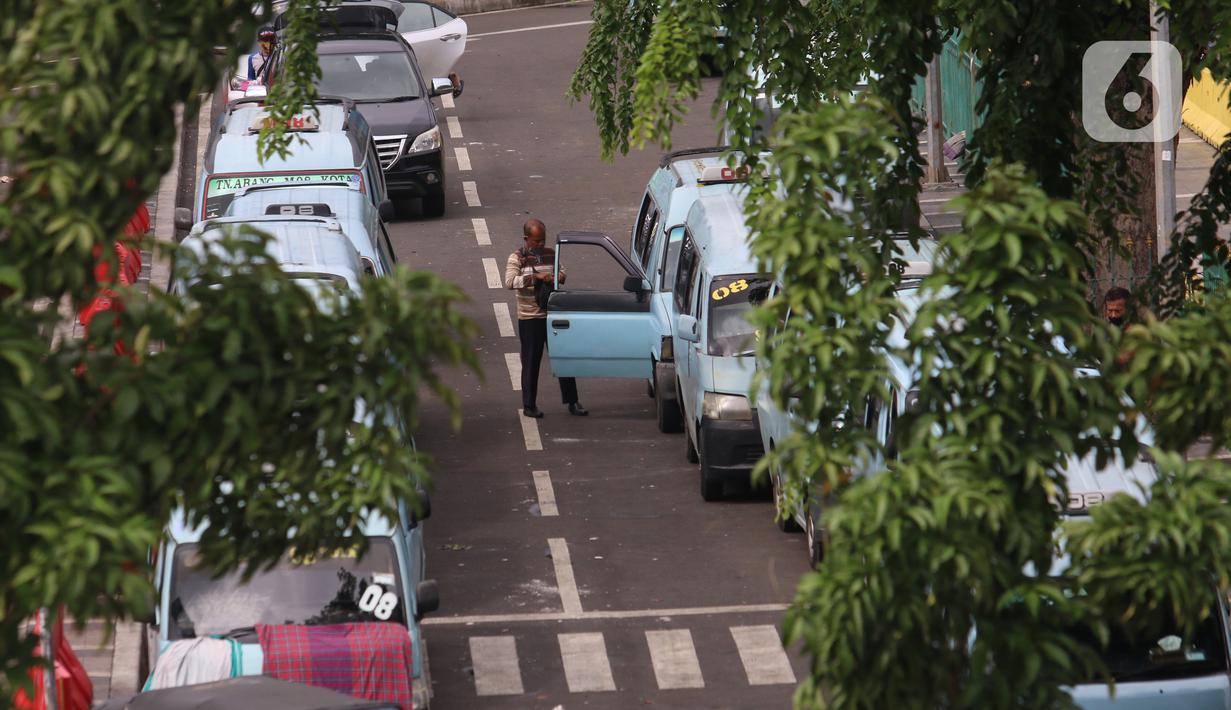 Pengemudi angkot menunggu penumpang di kawasan Stasiun Tanah Abang, Jakarta, Kamis (7/1/2021). Pemerintah akan melakukan pembatasan kapasitas dan operasional transportasi umum seiring diterapkannya kebijakan Pembatasan Kegiatan Masyarakat (PKM) di Jawa dan Bali. (Liputan6.com/Angga Yuniar)