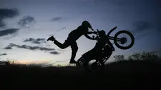 Pedro Aldana pada umur 11 tahun sudah mahir mengendalikan trik seni akrobatik sepeda motor atau yang lebih akrab disebut freestyler. (Foto: AP/Matias Delacroix)