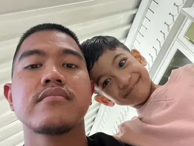 Kaesang Pangarep, mengajak keponakan pertamanya, Jan Ethes, untuk selfie. Putra Gibran Rakabuming Raka tampak tersenyum. (Foto: Instagram/@kaesangp)
