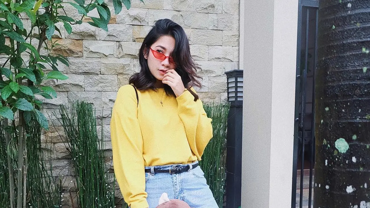 FOTO: Gaya Dinda Kirana saat Pakai Kacamata, Semakin Trendi