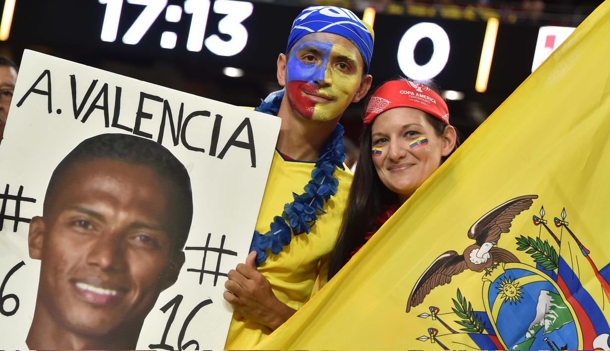 Suporters Ekuador memajang poster Antonio Valencia saat menonton babak penyisihan grup B  antara Ekuador vs Peru pada Copa America Centenario 2016 di Glendale, Arizona, AS, (9/6/2016) WIB. (AFP/Nelson Almeida)
