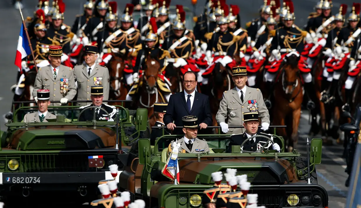 Presiden Perancis, Francois Hollande (kiri) bersama Jenderal Pierre de Villiers (Staff Panglima Angkatan Darat Perancis) melakukan inspeksi pasukan perayaan peringatan Bastile Days 2014 di jalan Champs Elysees, Paris, (14/7/2014). (REUTERS/Benoit Tessier)