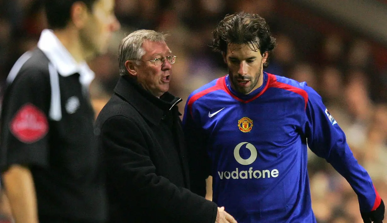 Ruud van Nistelrooy pernah menyebut Sir Alex Ferguson pelatih yang sombong dan keras kepala saat dirinya berseteru dengan Fergie. Ferguson kesal pada sang penyerang saat Manchester United gagal menang di final Piala Liga Inggris 2006 atas Wigan. (Foto: AFP/John D McHugh)