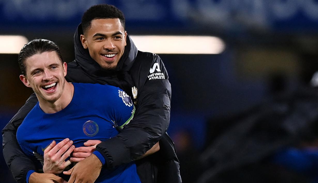 Bek tengah Chelsea asal Inggris, Levi Colwill (kanan) baru menginjak usia 20 tahun, 10 bulan dan 1 hari dalam laga menghadapi Crystal Palace. Dalam penampilan ke-18 di Premier League musim ini tersebut, ia diturunkan sebagai starter dan bermain selama 58 menit sebelum digantikan oleh Thiago Silva. (AFP/Glyn Kirk)