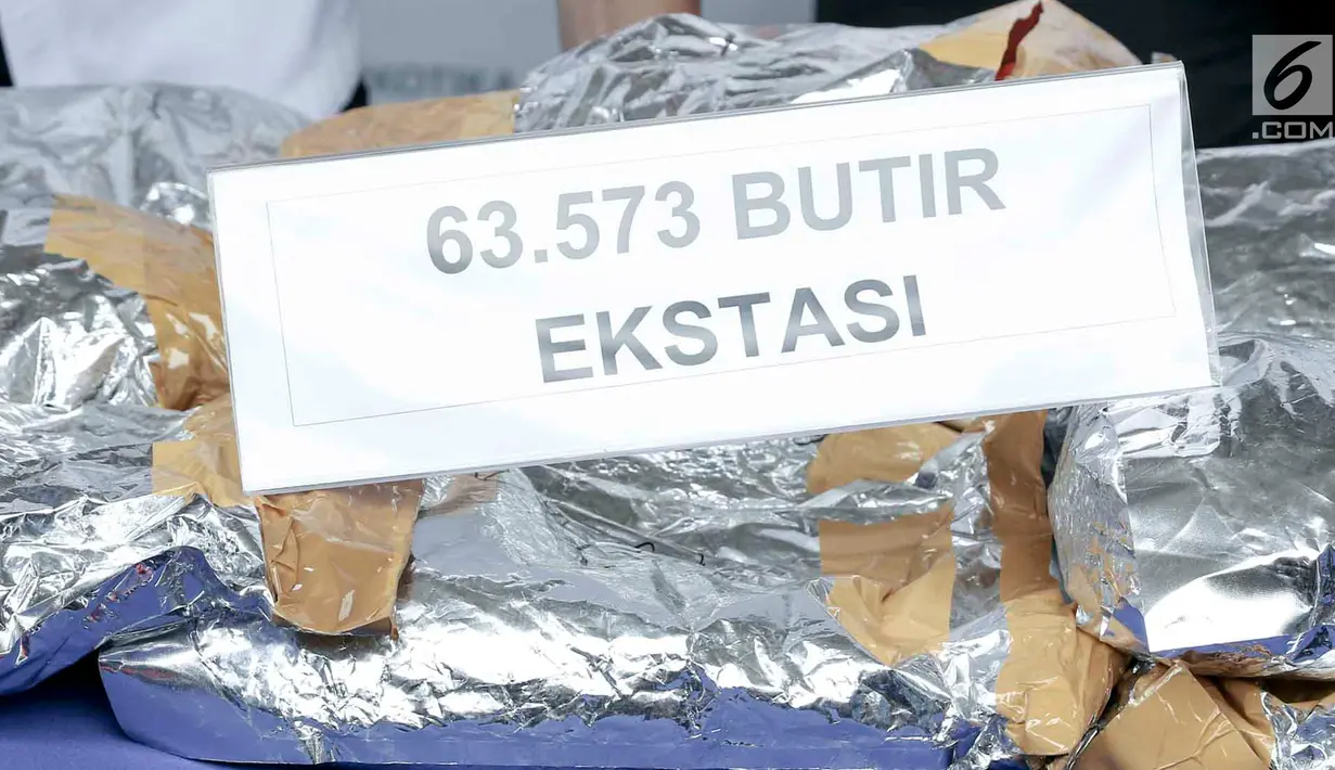 Barang bukti ekstasi diperlihatlan saat rilis penyelundupan narkoba jaringan Malaysia di Gedung BNN, Jakarta, Selasa (16/10). BNN berhasil menggagalkan penyelundupan 14,6 kg sabu dan 63.573 ekstasi dari 4 kasus berbeda. (Liputan6.com/Immanuel Antonius)